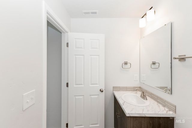 3840 E Jamestown Dr, Nampa, ID 83686