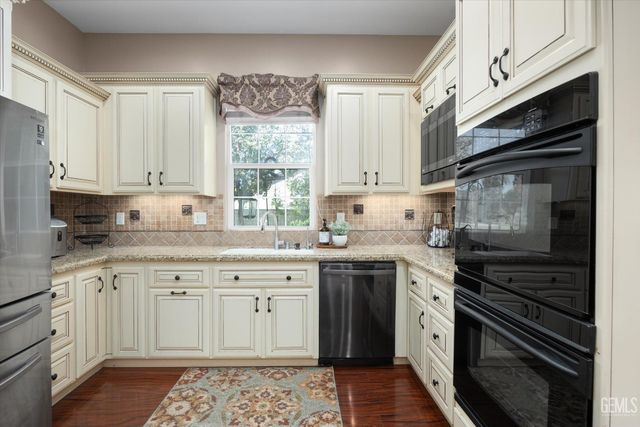 15112 Sunnybank Avenue, Bakersfield, CA 93314