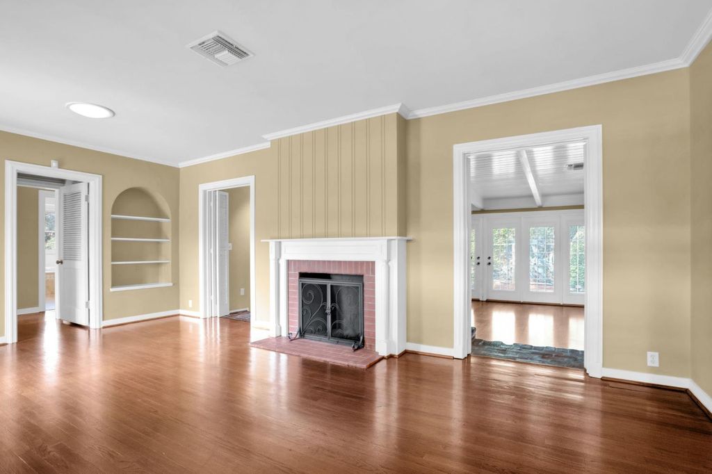 Image 8 of property listing at 741 E Rialto Ave, Fresno, CA 93704