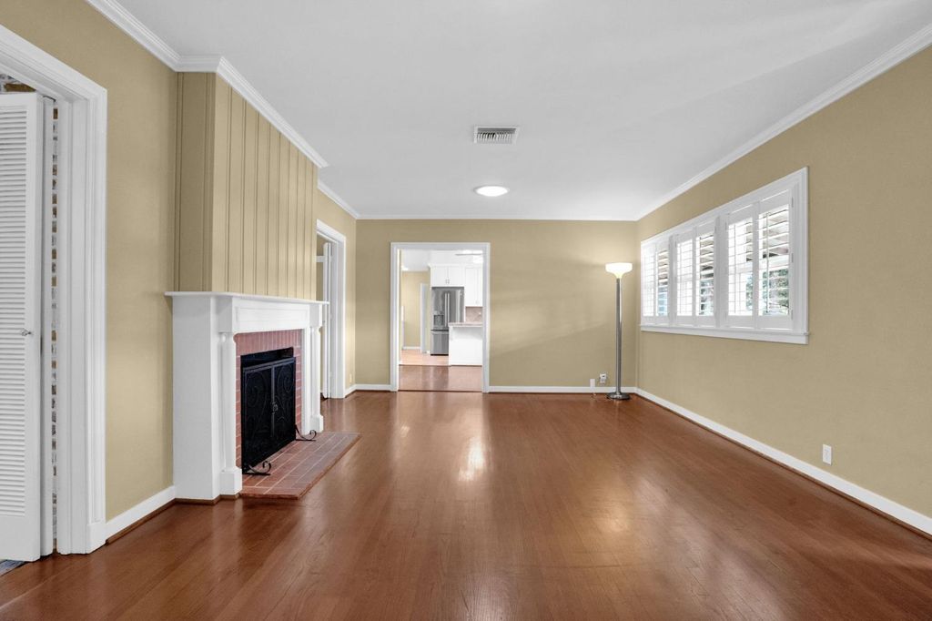 Image 9 of property listing at 741 E Rialto Ave, Fresno, CA 93704