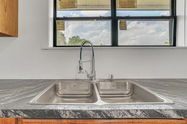 1212 Louanna Lane, Altus, OK 73521