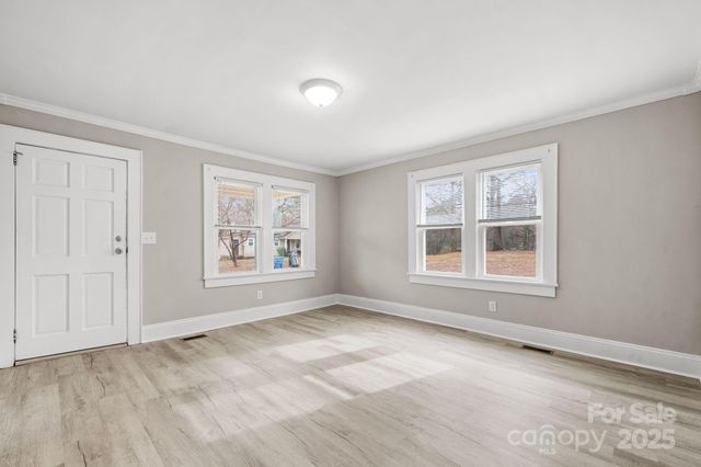 1529 4th Street NE, Hickory, NC 28601