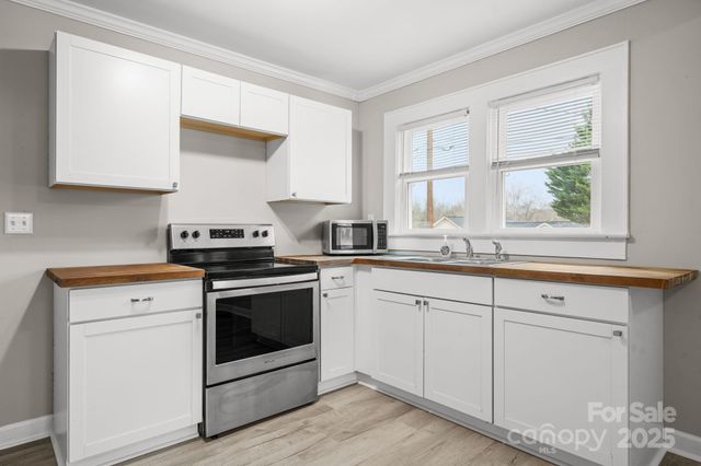 1529 4th Street NE, Hickory, NC 28601