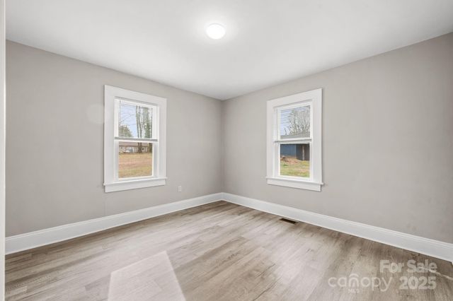 1529 4th Street NE, Hickory, NC 28601