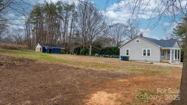 1529 4th Street NE, Hickory, NC 28601