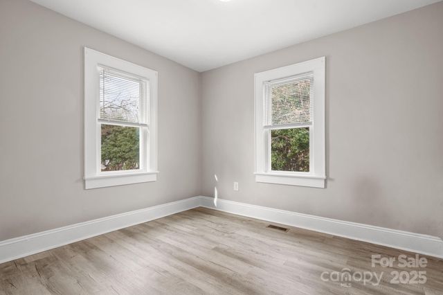 1529 4th Street NE, Hickory, NC 28601