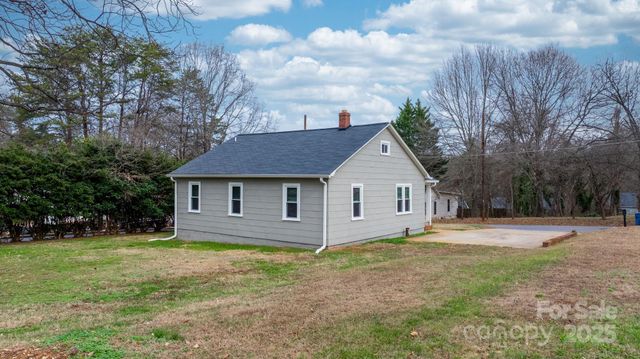 1529 4th Street NE, Hickory, NC 28601