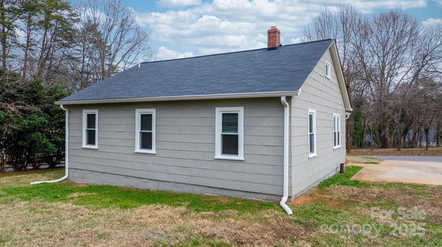 1529 4th Street NE, Hickory, NC 28601