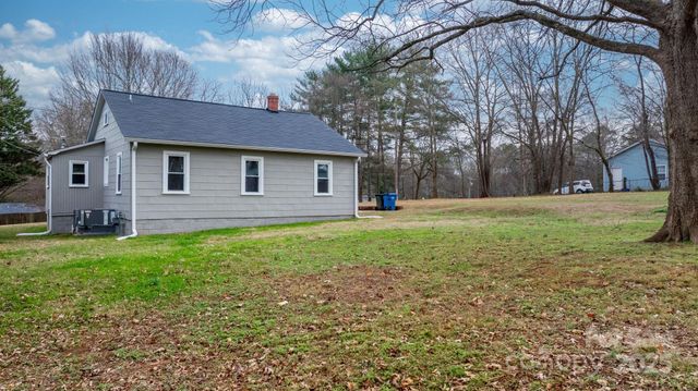 1529 4th Street NE, Hickory, NC 28601