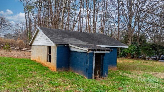 1529 4th Street NE, Hickory, NC 28601