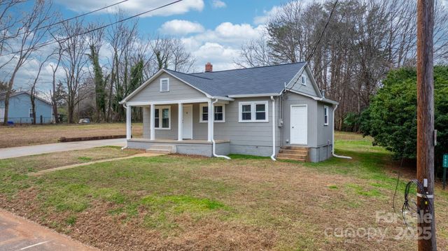 1529 4th Street NE, Hickory, NC 28601