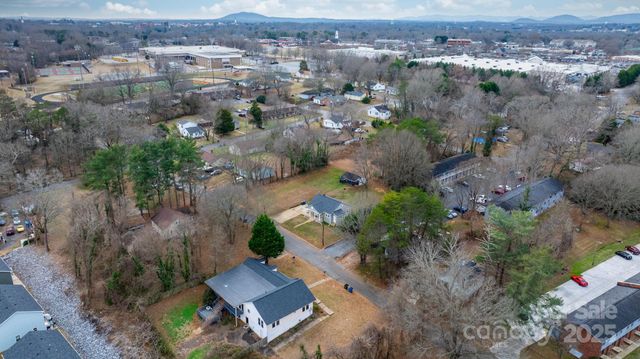 1529 4th Street NE, Hickory, NC 28601