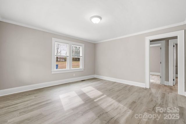 1529 4th Street NE, Hickory, NC 28601