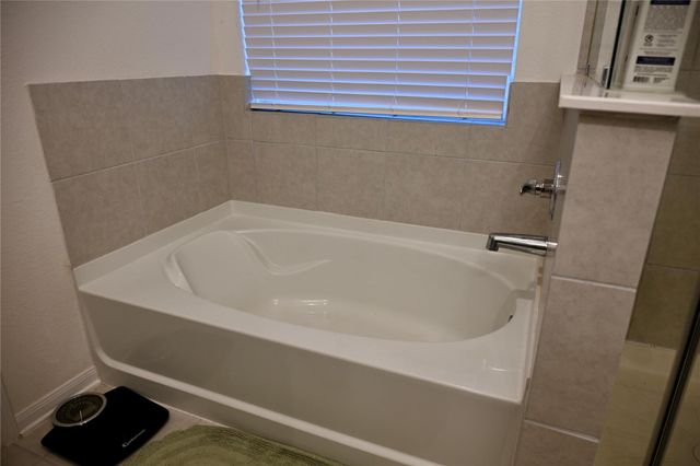 2570 Turberry Drive, West Columbia, TX 77486