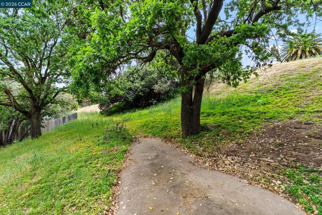 2220 S Crest Ave, Martinez, CA 94553