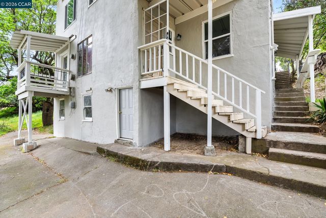 2220 S Crest Ave, Martinez, CA 94553