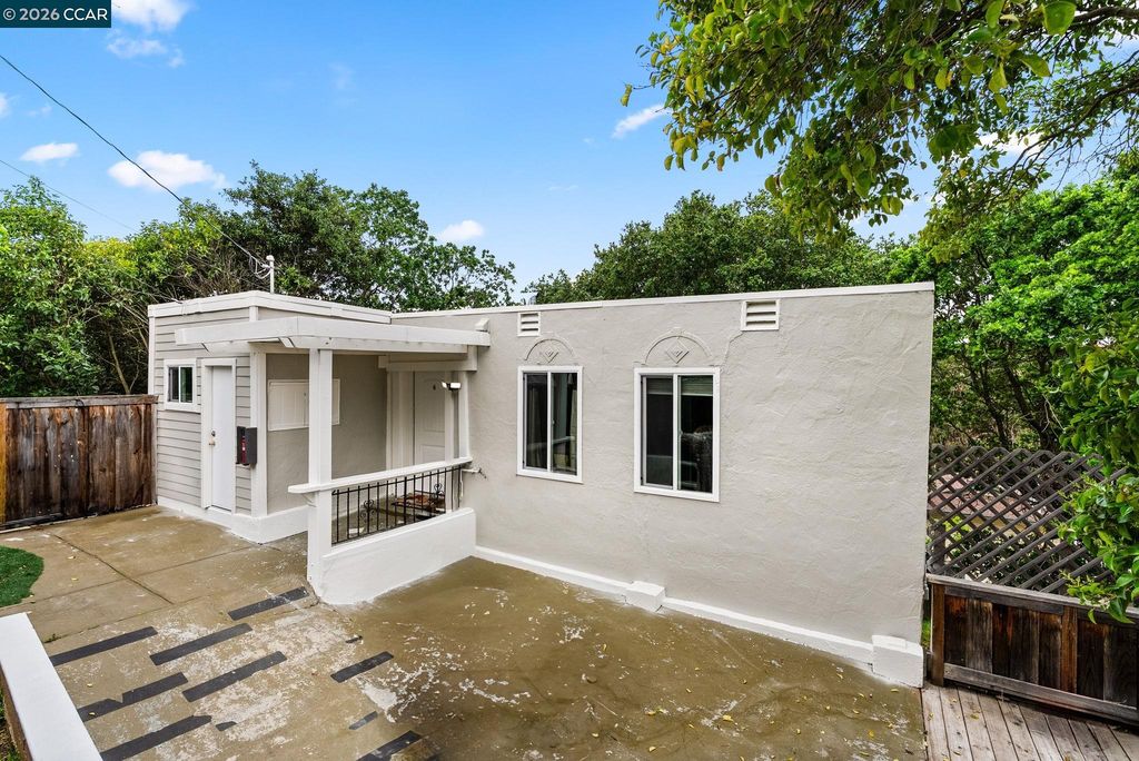 2220 S Crest Ave, Martinez, CA 94553