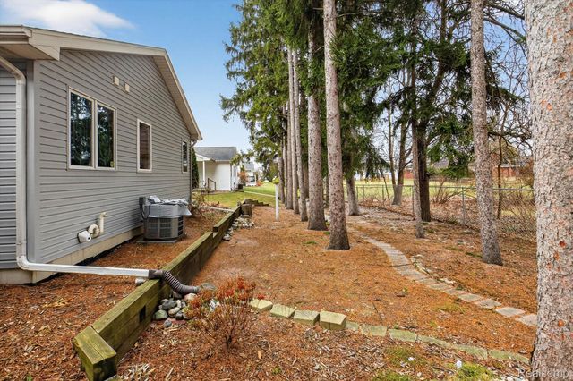 18 Thornapple Ct Court, Saginaw, MI 48603