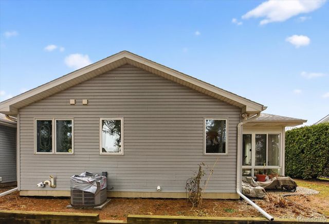 18 Thornapple Ct Court, Saginaw, MI 48603