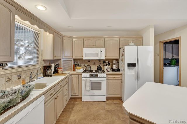 18 Thornapple Ct Court, Saginaw, MI 48603