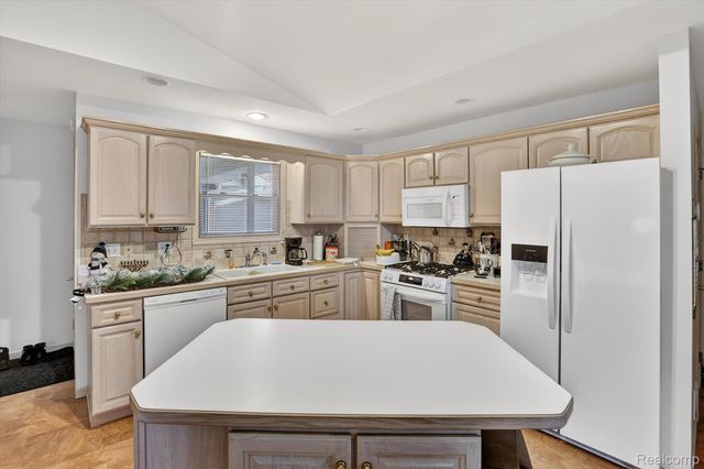 18 Thornapple Ct Court, Saginaw, MI 48603