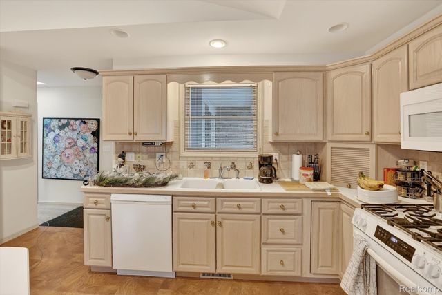 18 Thornapple Ct Court, Saginaw, MI 48603