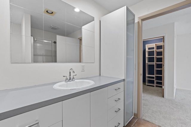 201 W Ellsworth LANE, Milwaukee, WI 53217