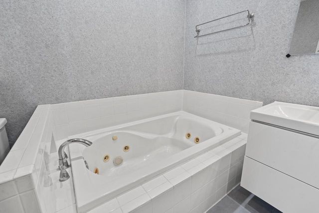 201 W Ellsworth LANE, Milwaukee, WI 53217