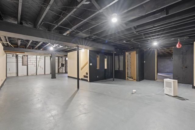 201 W Ellsworth LANE, Milwaukee, WI 53217