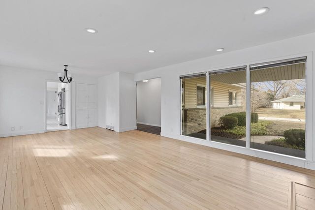 201 W Ellsworth LANE, Milwaukee, WI 53217