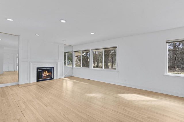 201 W Ellsworth LANE, Milwaukee, WI 53217