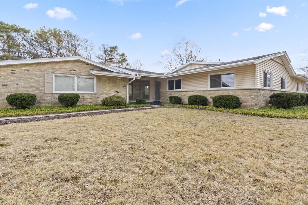 201 W Ellsworth LANE, Milwaukee, WI 53217