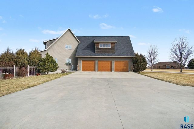 2423 S Serenity Dr Drive, Watertown, SD 57201