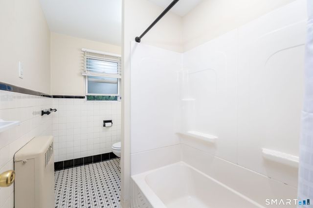 47 Arnold Way 47, West Hartford, CT 06119