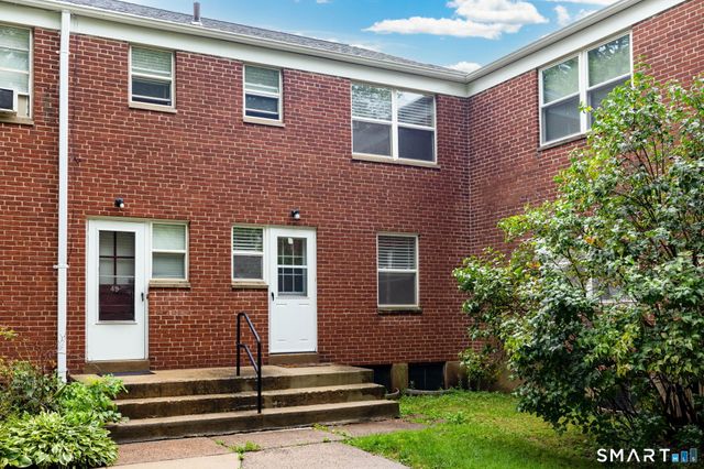 47 Arnold Way 47, West Hartford, CT 06119