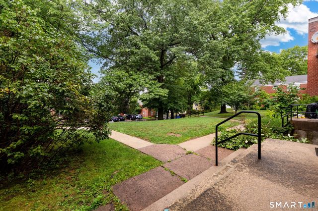 47 Arnold Way 47, West Hartford, CT 06119