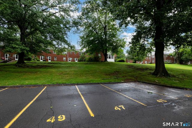 47 Arnold Way 47, West Hartford, CT 06119