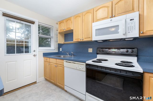 47 Arnold Way 47, West Hartford, CT 06119