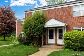47 Arnold Way 47, West Hartford, CT 06119