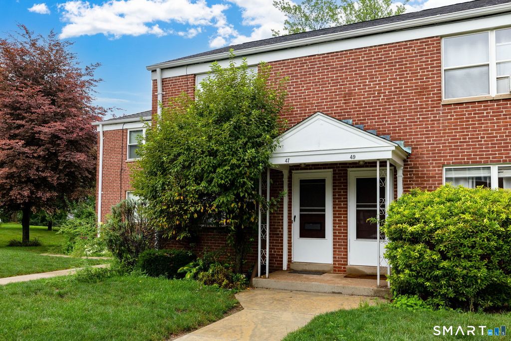 47 Arnold Way 47, West Hartford, CT 06119