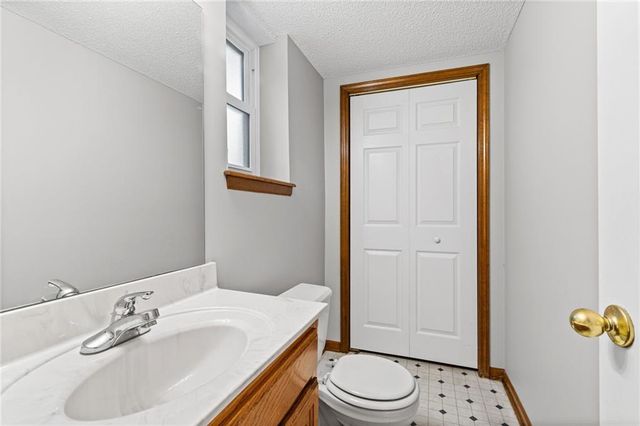 15801 E 2nd Street S, Independence, MO 64050