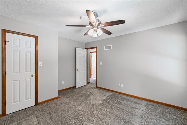 15801 E 2nd Street S, Independence, MO 64050