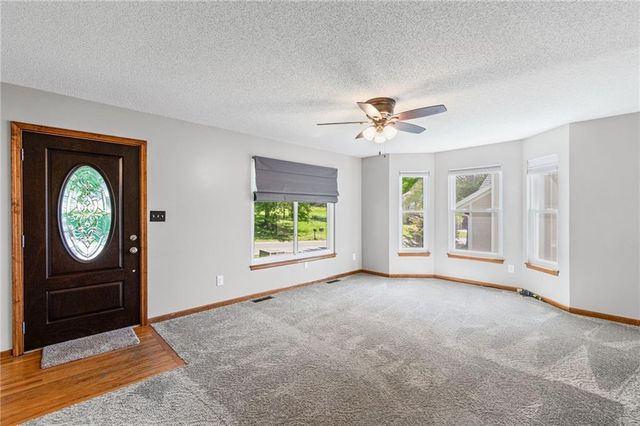 15801 E 2nd Street S, Independence, MO 64050