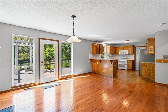 15801 E 2nd Street S, Independence, MO 64050