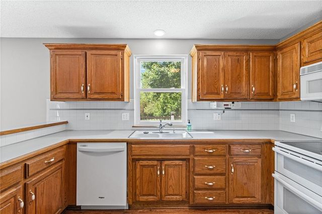 15801 E 2nd Street S, Independence, MO 64050