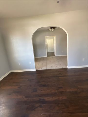 2937 S Adams Street, Fort Worth, TX 76110