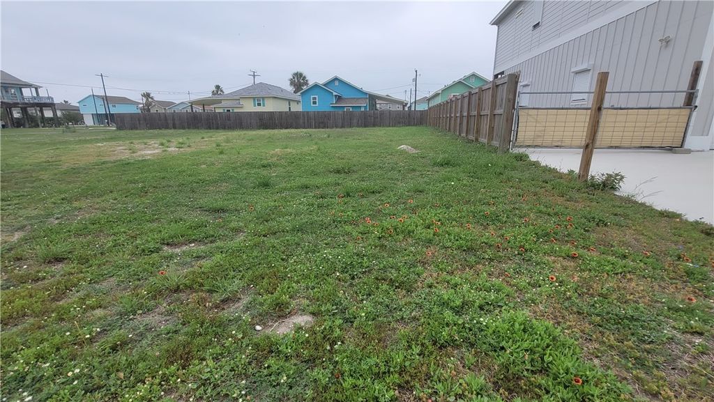 1404 S Church St, Rockport, TX 78382 — photo 3