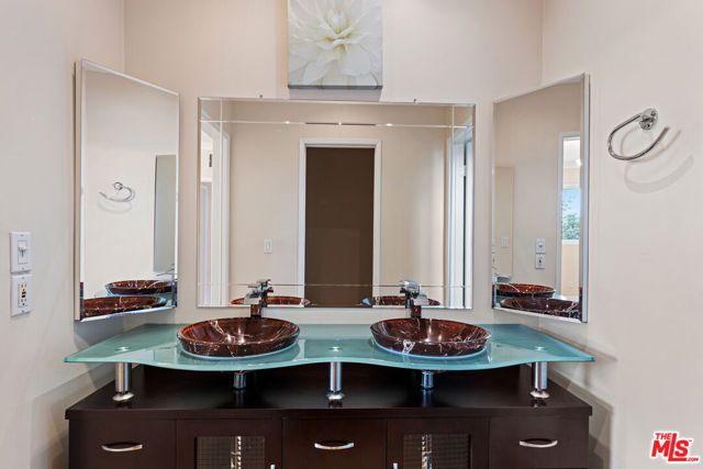 15137 Magnolia Boulevard A, Sherman Oaks, CA 91403