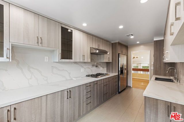 15137 Magnolia Boulevard A, Sherman Oaks, CA 91403