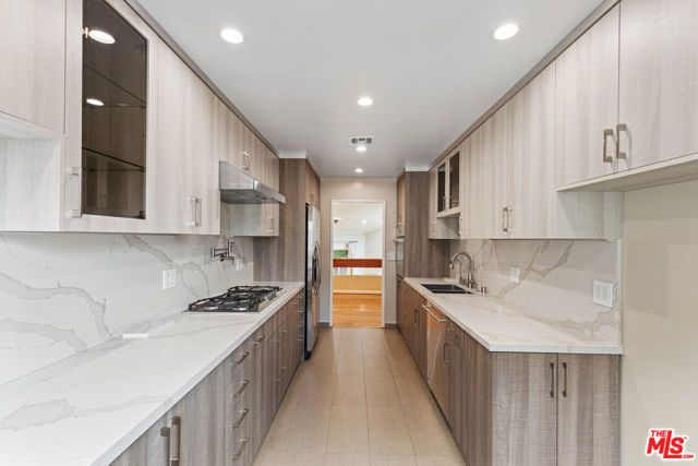 15137 Magnolia Boulevard A, Sherman Oaks, CA 91403